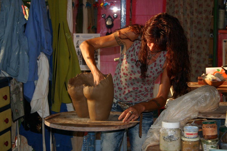 Muriel dans son atelier, les mains dans la terre